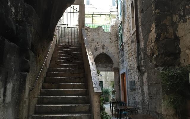 Get Split Luxury Apartment