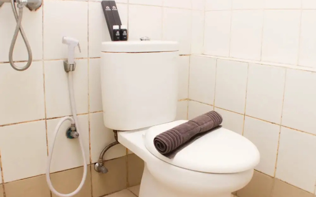 Great Location And Simply Studio Room At Bassura City Apartment – Bathroom – Jakarta