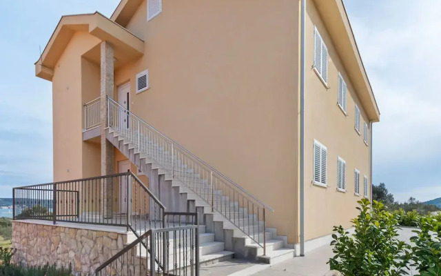 Simplistic Apartment in Neviđane near Sea Beach