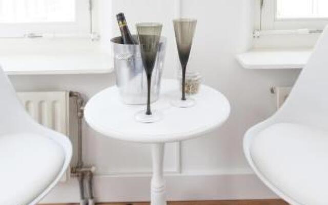 Jordaan Suite bed and bubbles