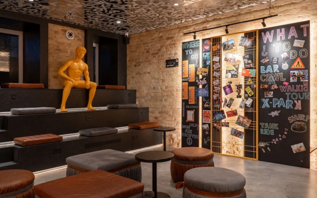 Globe Runner Hotel & Hostel