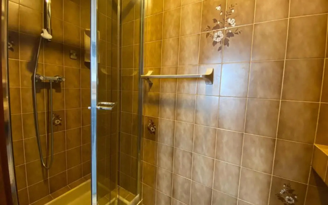 Old-world Retreat With Comfort