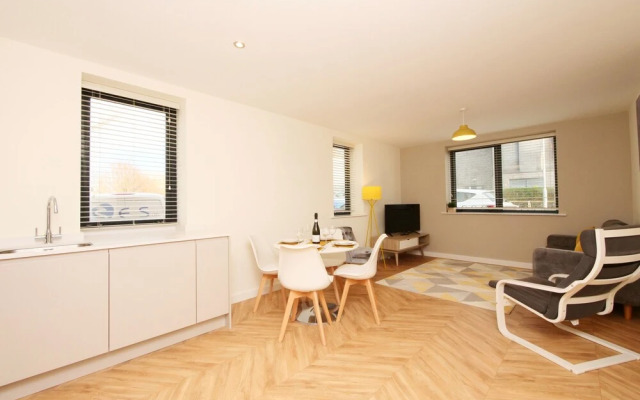 Modern Spacious 2 Bedroom Apartment