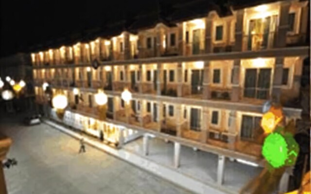 Piyapetch Place