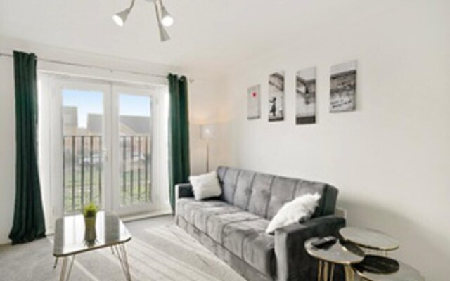 Stylish 2 bed Apt - Free Parking