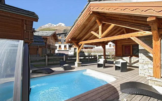 Chalet in Les Deux Alpes With Heated Pool