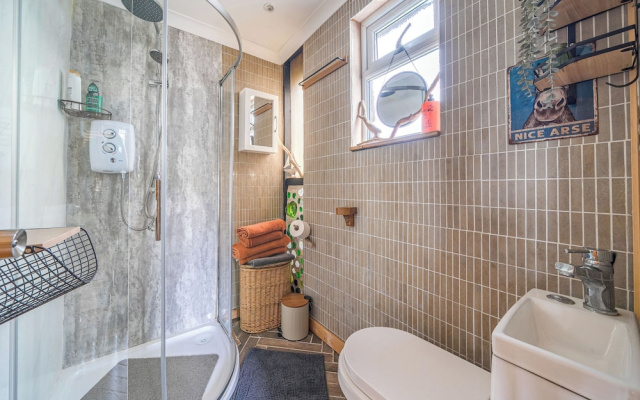 Unique 2-bed Cabin in Llanelli