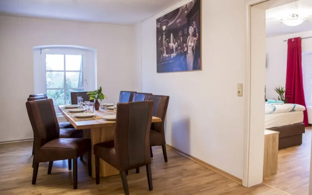 Courtyard View - Manor by the Lake