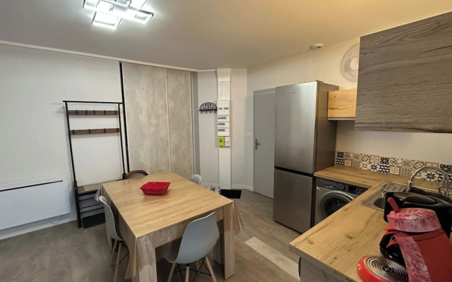 2-bedroom Revamped Flat in Auvergne