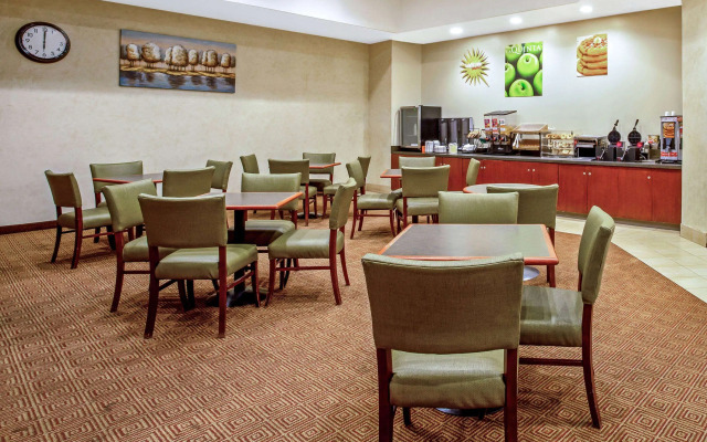 La Quinta Inn & Suites by Wyndham Stamford / New York City