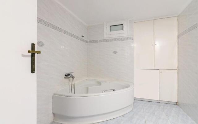 Comfy apartment for 6 people in Heraklion