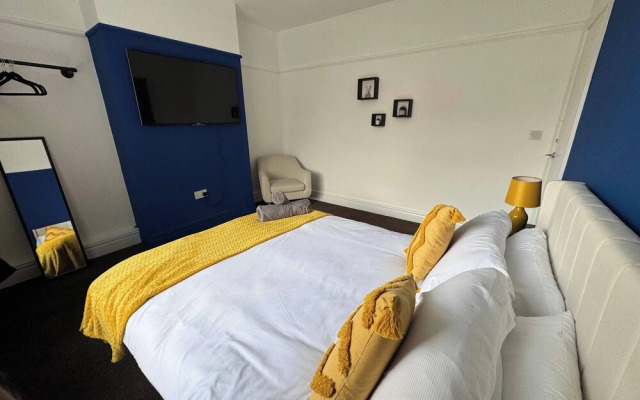 City Centre-4 Br-sleeps 7-garden-free Parking