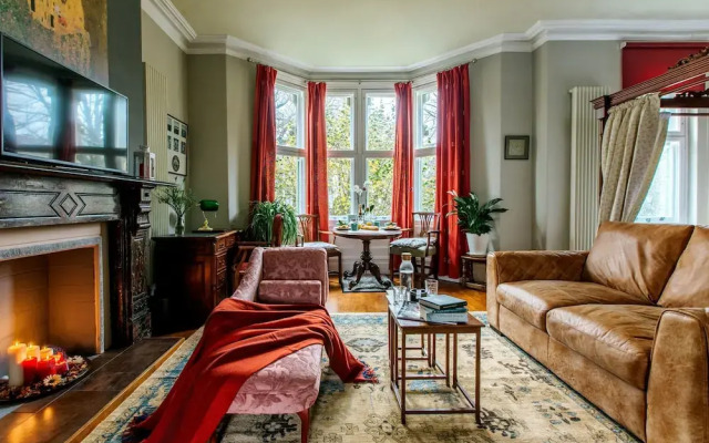 The Suite, 82 Cathedral, Private Parking