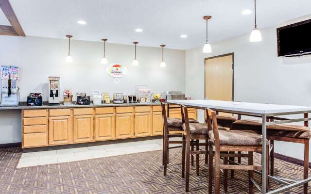 Super 8 by Wyndham Green Bay Near Stadium
