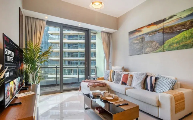 Stylish Marina-front 2BR Near Top Attractions