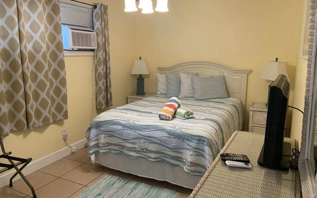 Holiday Court 05 - Dolphin