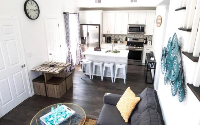2 Blocks from Beach-Sleeps 16