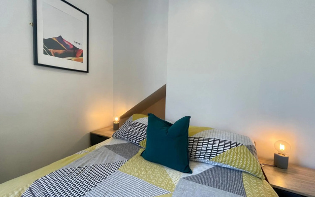 6 Person, 4 Bedroom Light, Warm & Modern Apartment