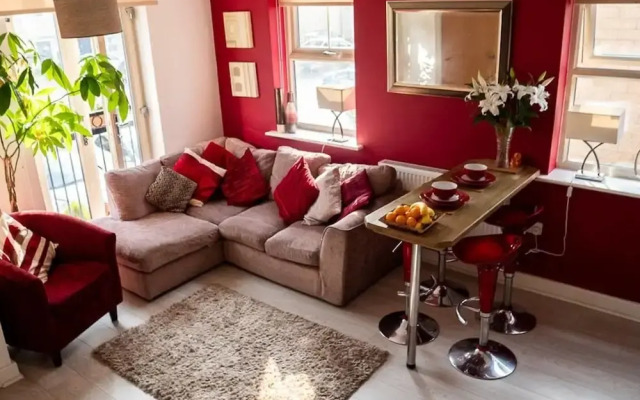 Modern Canalside City Townhouse - Parking & Garden