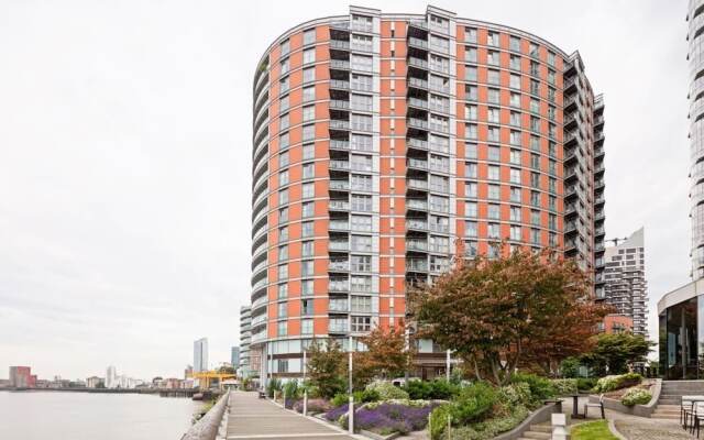 Lovely 1bed W/balcony on the River Thames