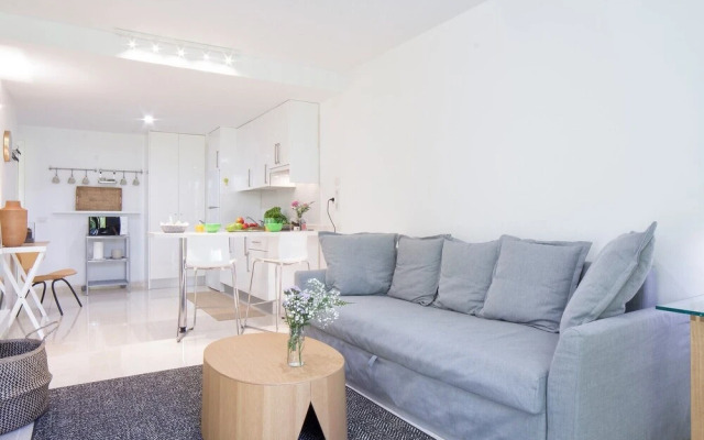 Stylish retreat in-between the ocean and mountains