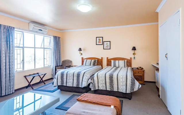 Ipe Tombe Guest Lodge