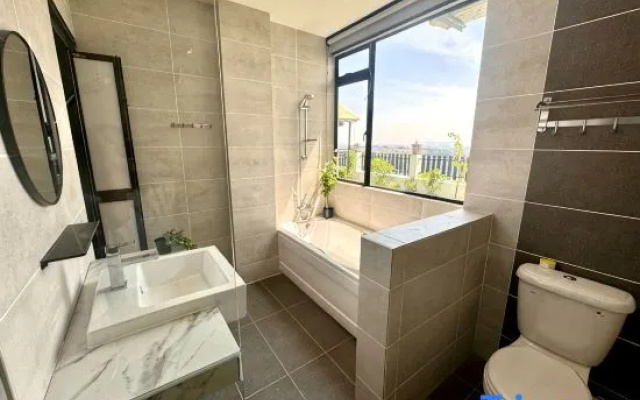 Arte Private PoolVilla 8R8B 24pax 10Parkin KtV BBq – Bathroom – Ipoh