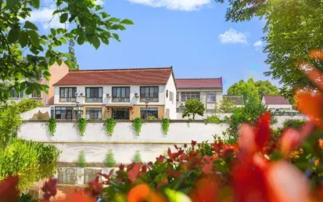 811 Courtyard