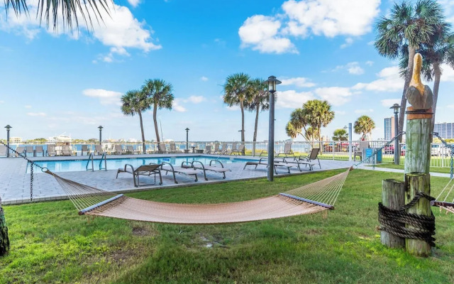 Sabine Yacht & Racquet #8D