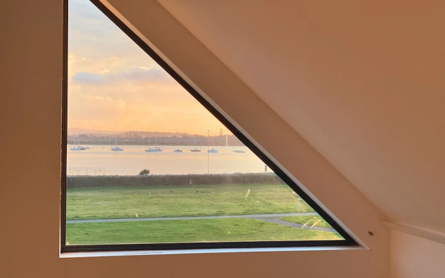 Luxurious Designer Penthouse - Grand Bay Views