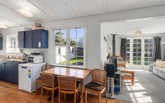 The Little Blue Bach - Waikanae Beach Holiday Home