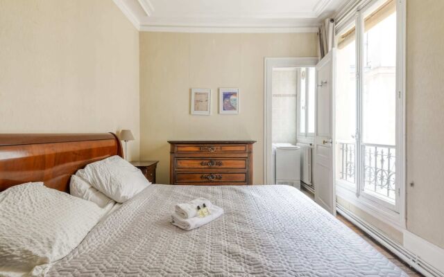 Bright and Homely Apartment in Batignolles