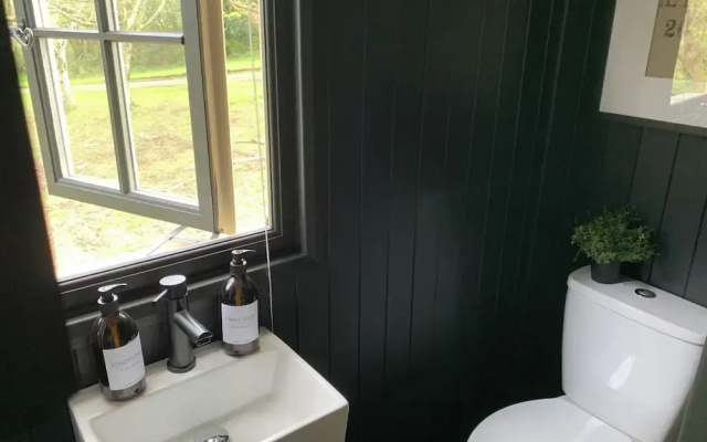 Shepherd's Hut - Sleeps 2 - Pet Friendly - Parking