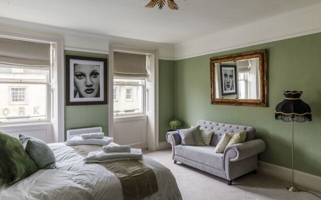 Impeccable 4-bed Apartment in Bath