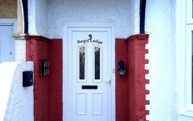 Regis Lodge Guesthouse