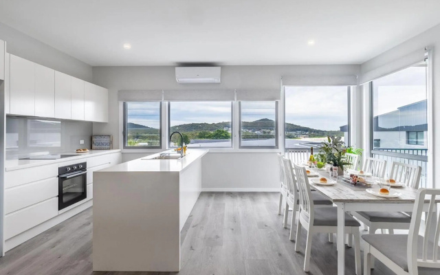 Fingal Bay Seabreeze Unit 2 16 Tuna Crescent – Guest Rooms – Fingal Bay