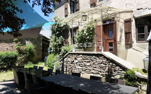 House With 8 Bedrooms in Saint-hilaire-peyroux, With Enclosed Garden a