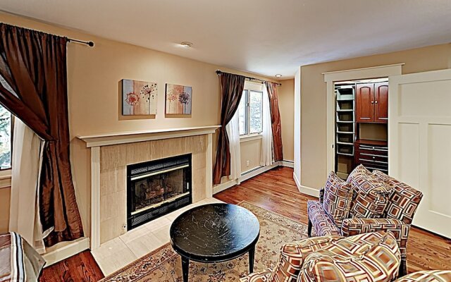 Charming & Warm Private 'in-Town' Home by RedAwning