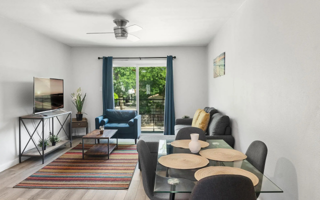 Modern 2BR Near UT Hyde Park Evonify