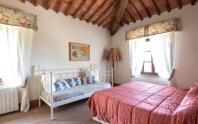 Secluded Apartment in Rapolano Terme with Garden