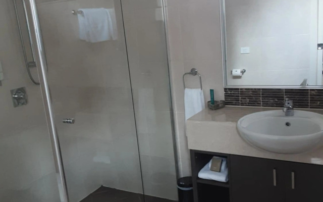 Adelphi Apartment 2- Poolside or Apartment 2A- King Studio