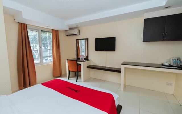 RedDoorz near Quezon City Circle