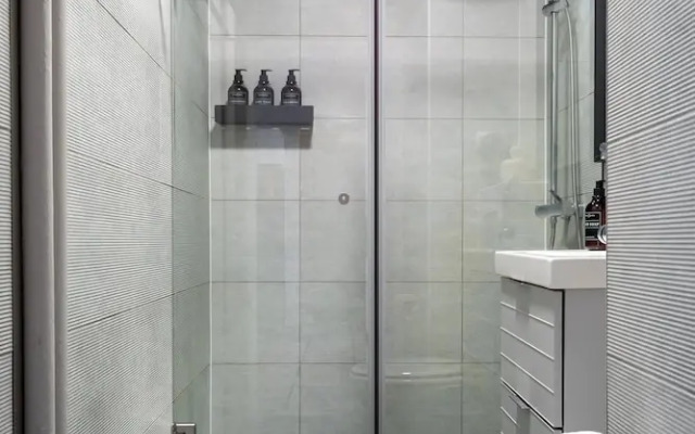 Artful & Light-Filled 2BR on Calea Victoriei - Prime Central Spot