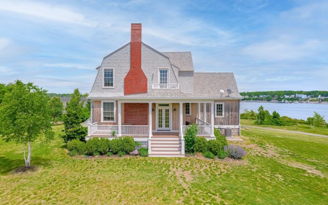 Waterfront Colonial - Best Views On The Island! 4 Bedroom Home by Redawning
