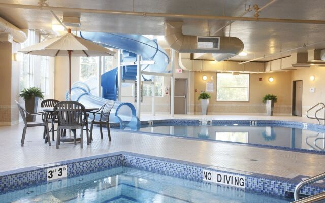 Pomeroy Inn & Suites at Olds