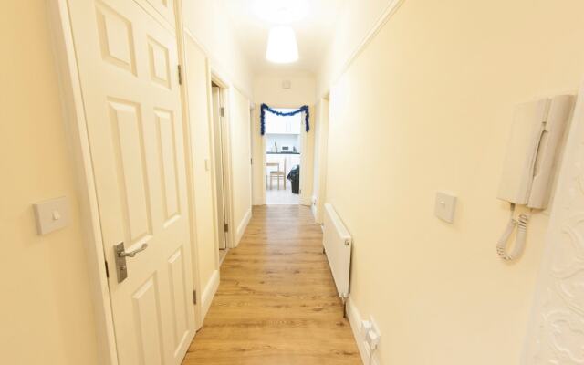 Spacious & Quiet 4BR Flat for 8 in Hampstead