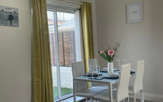 Lovely 3 Bedroom Apartment In Newcastle Upon Tyne With Free Parking