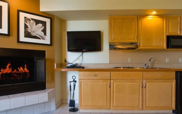 Weathervane Terrace Inn and Suites