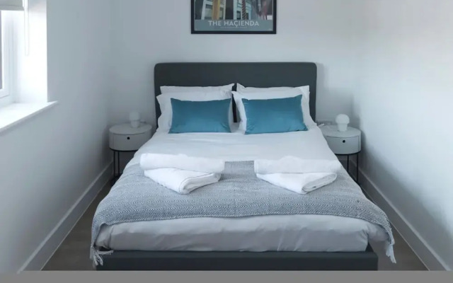 Luxury Manchester Apartment - Blue