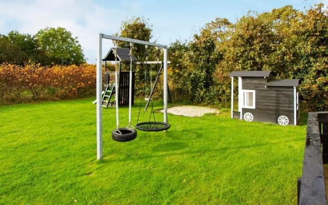 Enticing Holiday Home in Hemmet near Sea